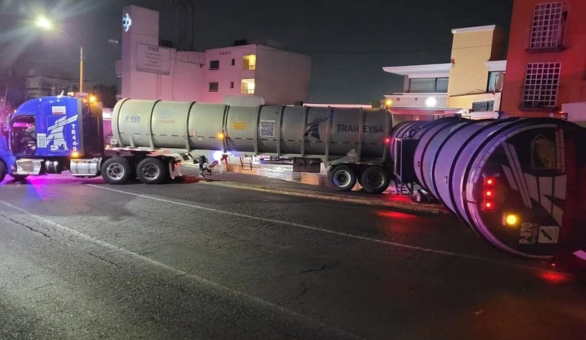 Vuelca pipa con 35 mil litros de aceite en Tlalnepantla; cierran avenida por derrame en Viveros de la Loma. Foto: Especial