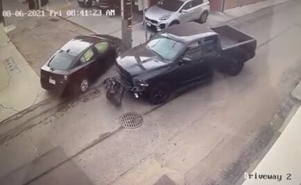 Captan el impactante momento en que joven atropella a mamá con un bebé en carreola y salen volando