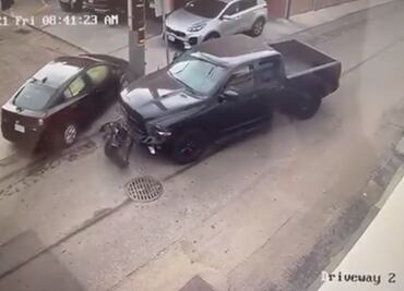 Captan el impactante momento en que joven atropella a mamá con un bebé en carreola y salen volando