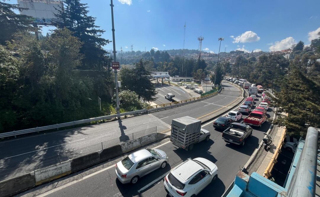 Debido a que el camino contó únicamente con dos carriles en ambas direcciones, varios conductores optaron por apagar el motor del auto y esperar a que avanzara la vialidad. Foto: Juan Carlos Williams/ EL UNIVERSAL
