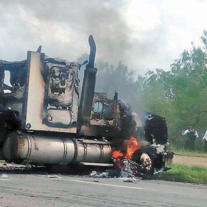 Fuerzas federales y estatales quitaron un tráiler que individuos colocaron e incendiaron en la carretera Matamoros-Reynosa para obstruir el paso. Foto/ESPECIAL