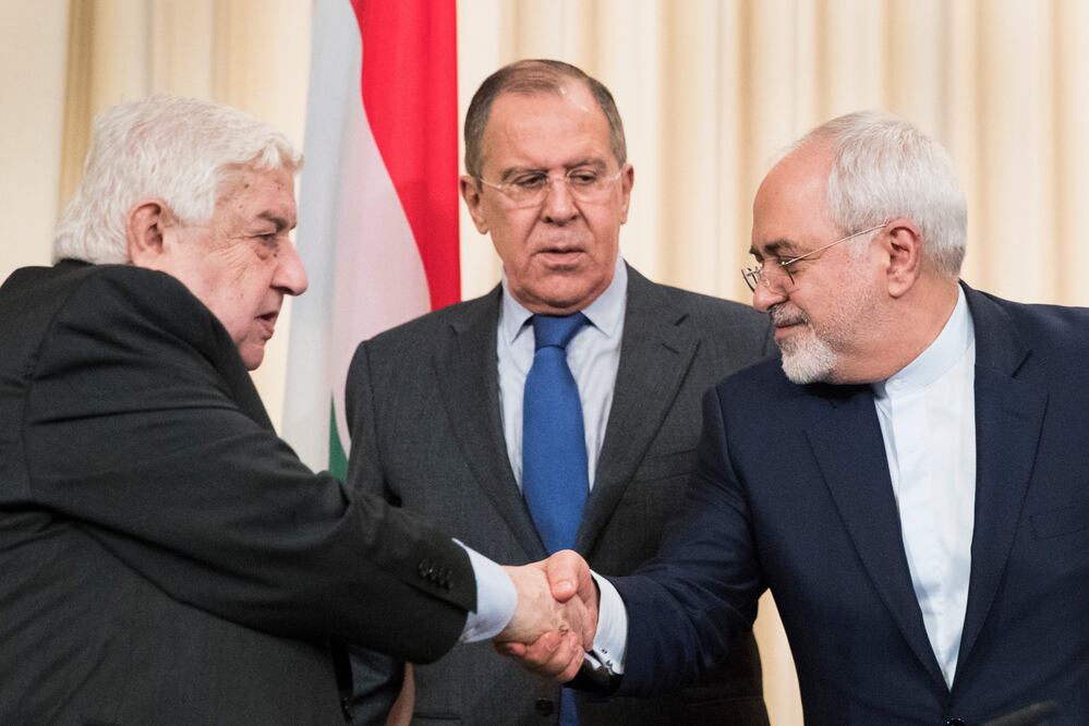 Al centro, el ministro de exteriores de Rusia Sergey Lavrov, mientras los cancilleres de Siria, Walid Muallem, e Irán, Javad Zarif (a la derecha), se dan la mando después de una conferencia de prensa donde hablaron del conflicto sirio, en Moscú (Foto: AP)
