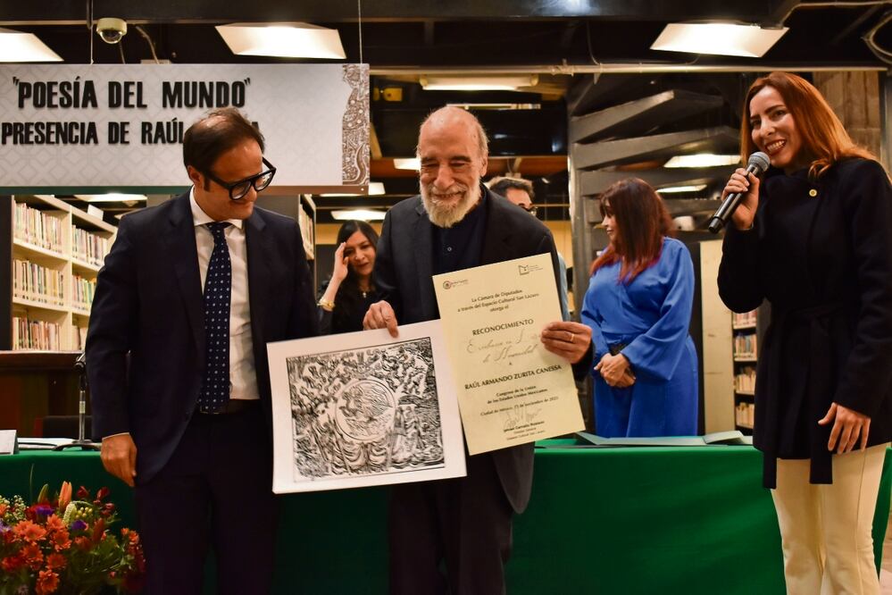 Ismael Carvallo Robledo, director general del Espacio Cultural San Lázaro, junto al reconocido poeta chileno Raúl Zurita en la ceremonia que se realizó ayer en la Biblioteca General del Congreso de la Unión. Foto: Abril Angulo / EL UNIVERSAL