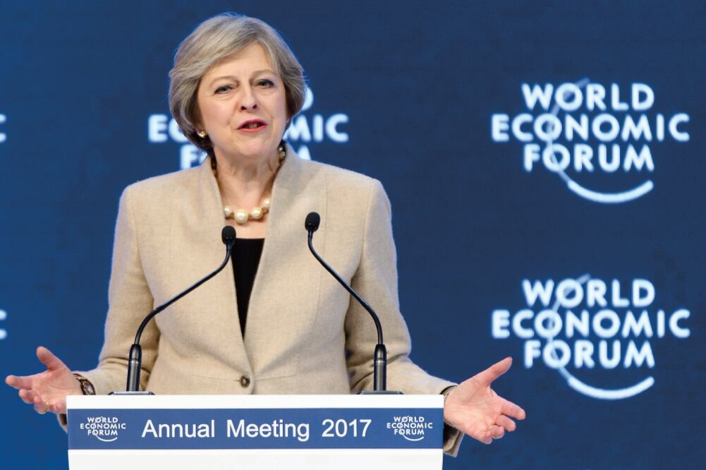 Theresa May, premier de Reino Unido, ayer durante su conferencia de prensa en el Foro Económico Mundial, dijo que el Brexit permitirá restaurar la autodeterminación en suelo británico. (LAURENT GILLIERON. AP)