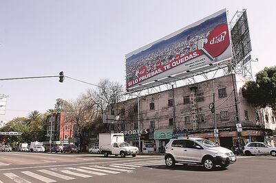 Cuestionan padrón de publicidad exterior del DF