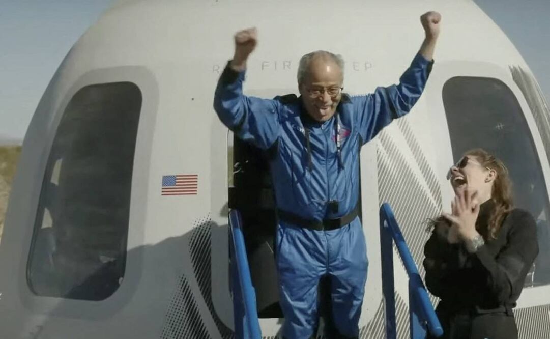 Ed Dwight celebrando mientras sale de la cápsula de la tripulación Mission NS-25, al aterrizar cerca de la base de Blue Origin. Foto:AFP