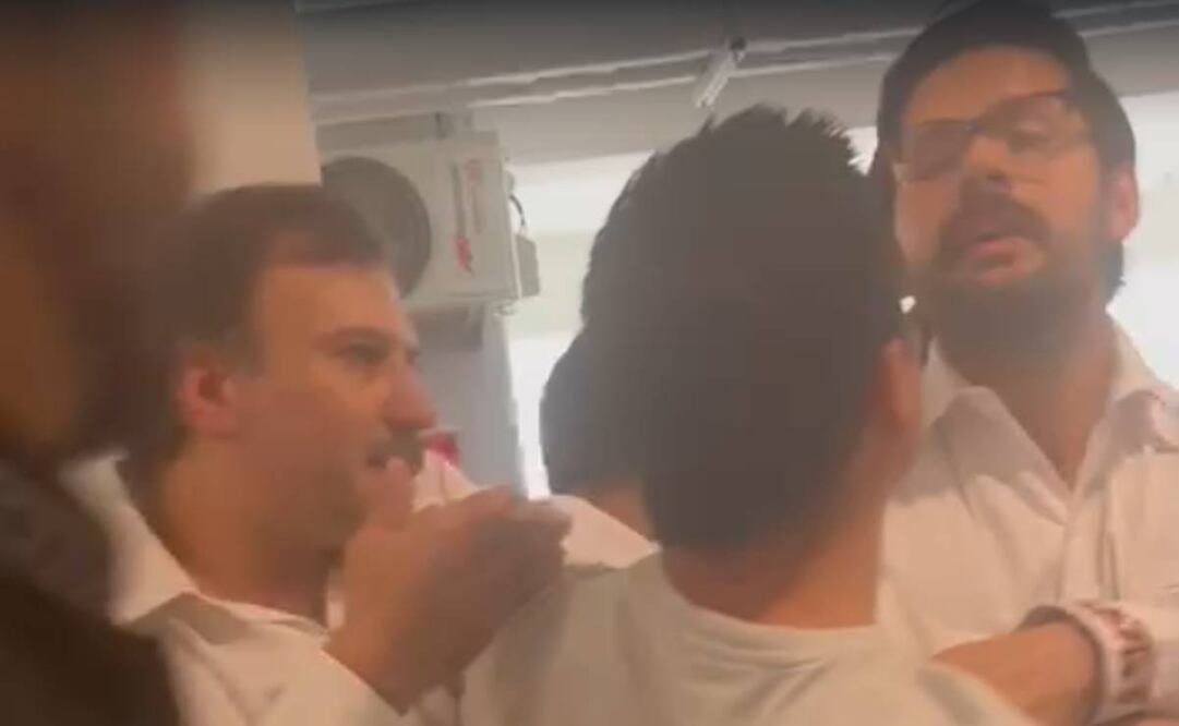 En un video difundido en redes sociales se observa a un hombre, que se identifica como trabajador del Poder Judicial, haberse subido al mismo elevador donde estaba el presidente López Obrador y la presidenta electa, Claudia Sheinbaum. Foto: Captura de pantalla