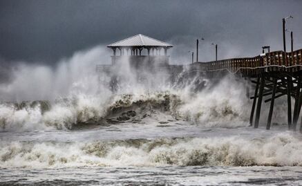 Captan en videos llegada de huracán “Florence” a costa de EU
