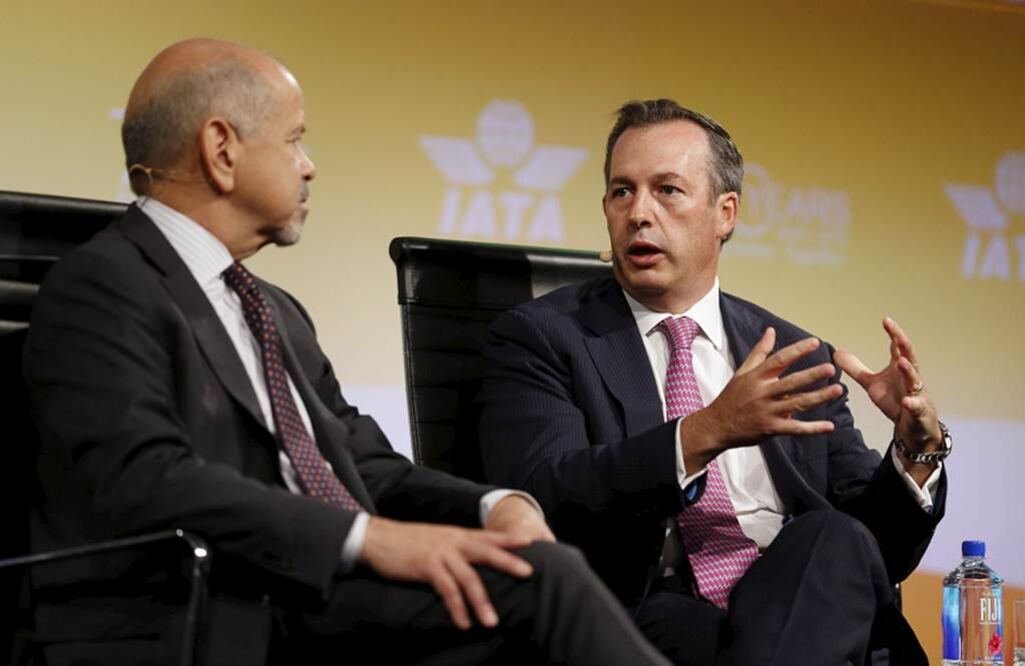 Andrés Conesa (der.), director general de Aeroméxico, fue nombrado ayer presidente de la Junta de Consejo de Gobernadores de la IATA. Foto Reuters