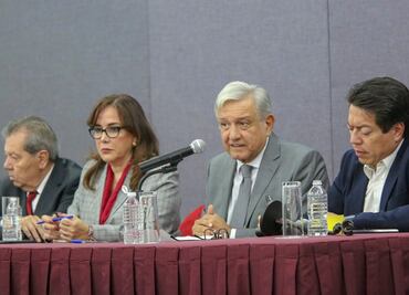 AMLO pide a diputados de Morena ser mayoría "sin payasadas"
