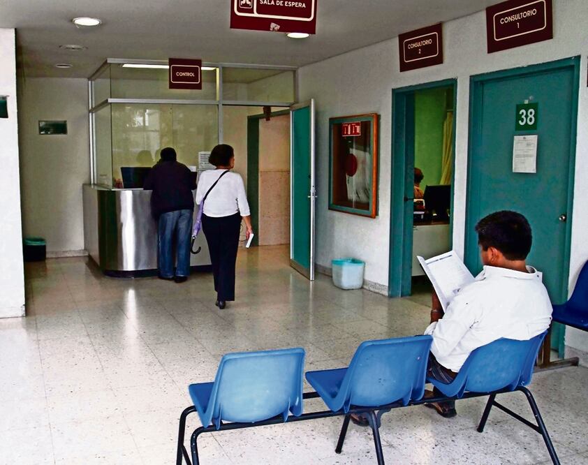 Existen 21 entidades federativas con carencia de servicios de salud que tienen un promedio inferior a 39.1% de consultorios médicos en unidades de salud públicas, de acuerdo con el Coneval. Foto: Archivo | El Universal