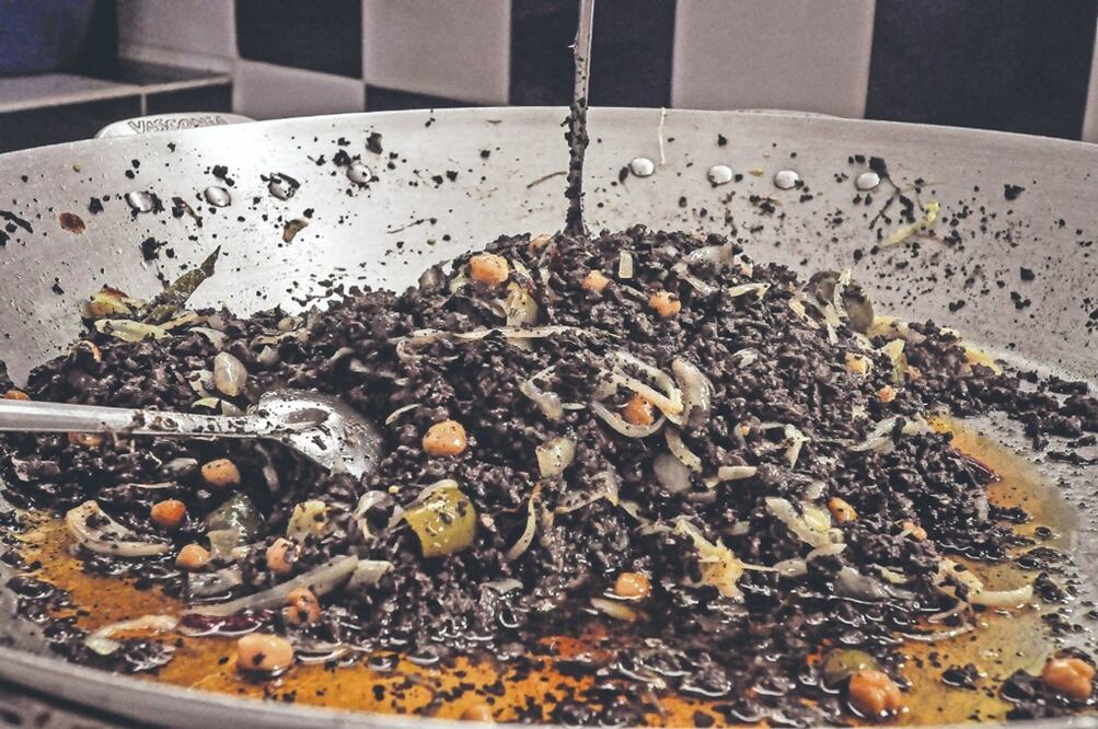 Acompaña tus tacos de moronga con cebolla, cilantro y salsa / Foto: Archivo El Universal