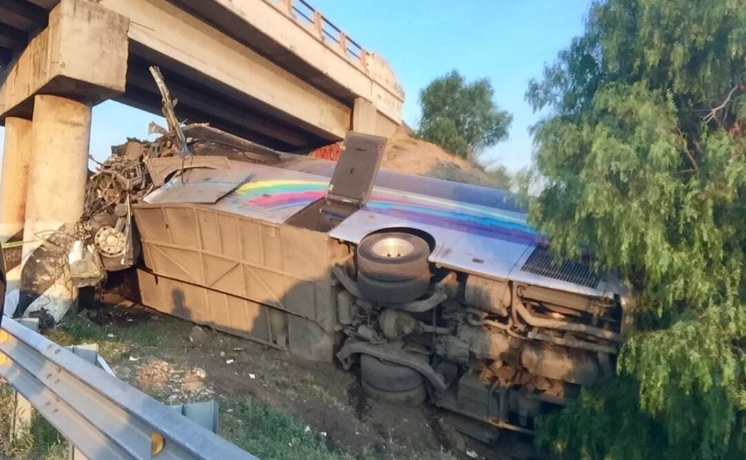 Choque de autobús deja 3 muertos en San Martín de Las Pirámides