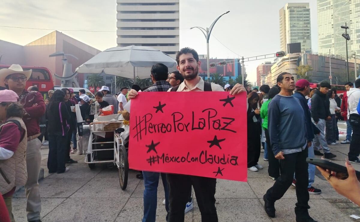 Jóvenes en el Zócalo de CDMX en apoyo a Sheinbaum