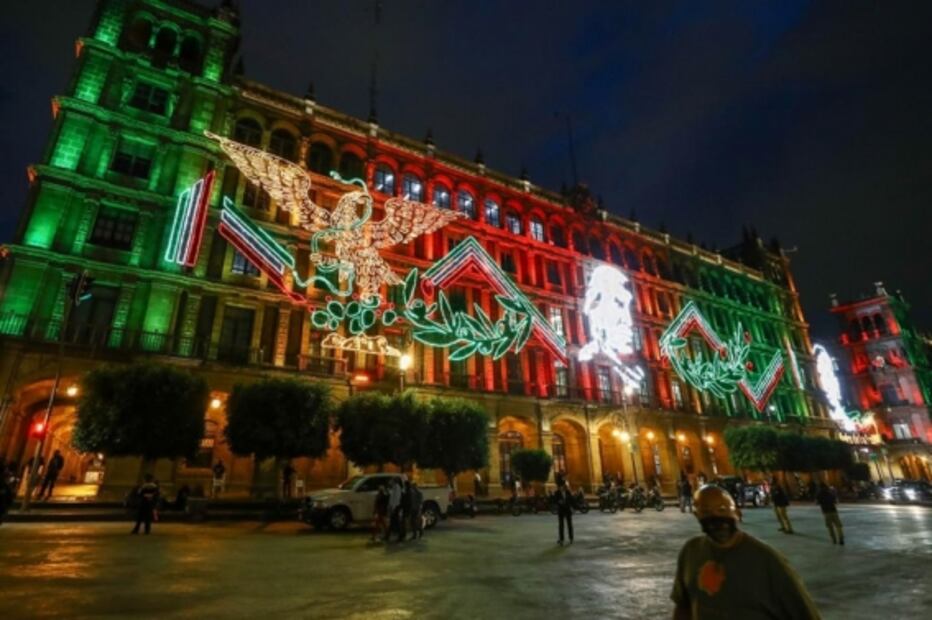 Sheinbaum y Gutiérrez Müller encienden alumbrado patrio en el Zócalo