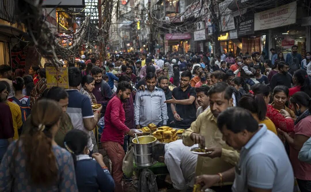 India va camino de convertirse en el país más poblado del mundo, superando a China por 2,9 millones de personas para mediados de 2023. Foto: AP