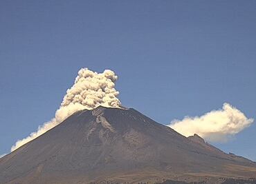 Sigue actividad explosiva del Popocatépetl, emite 80 exhalaciones