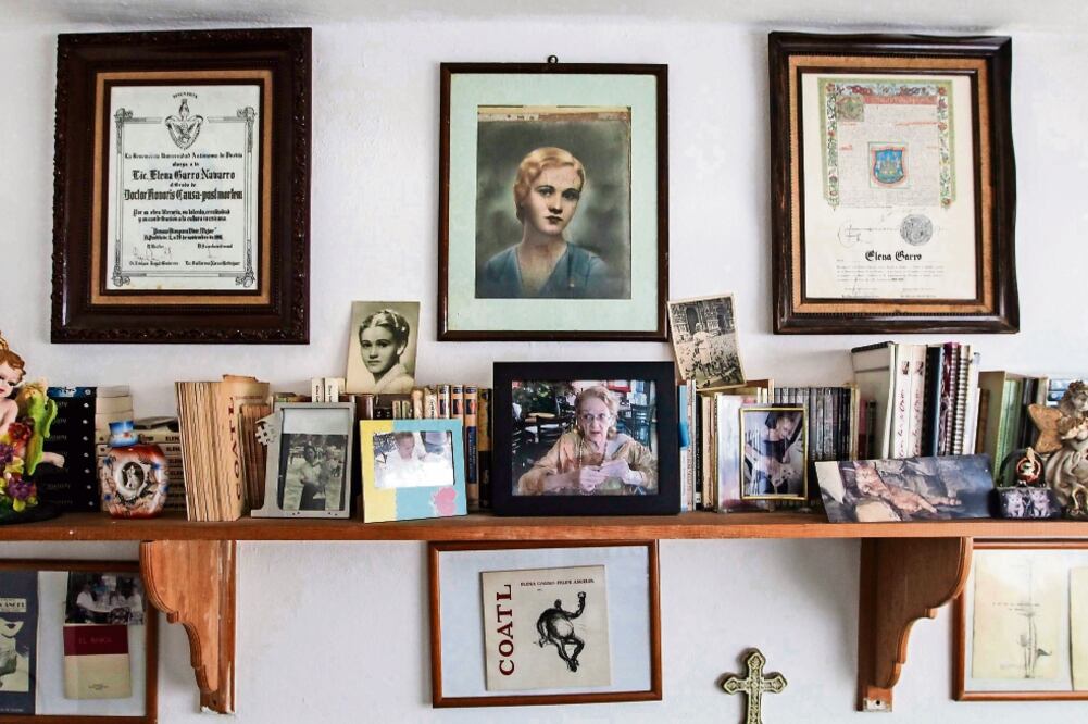 Jesús Garro tiene en el departamento de Cuernavaca, donde Elena Garro vivió sus últimos años, varios mecanuscritos y manuscritos de la narradora y dramaturga . (GERMAN GARCIA. EL UNIVERSAL)