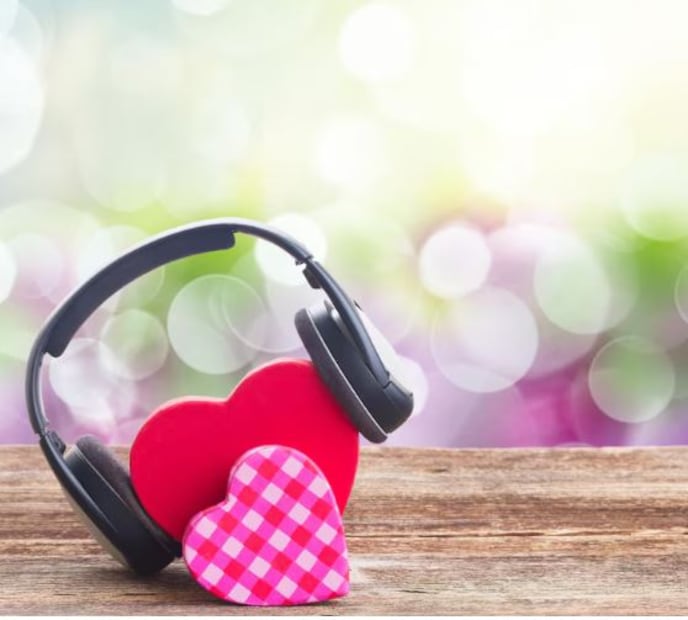 Canciones para dedicar en el día del amor. Foto: Freepik