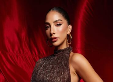 El outfit cozy de María Chacón con chamarra de mezclilla oversize