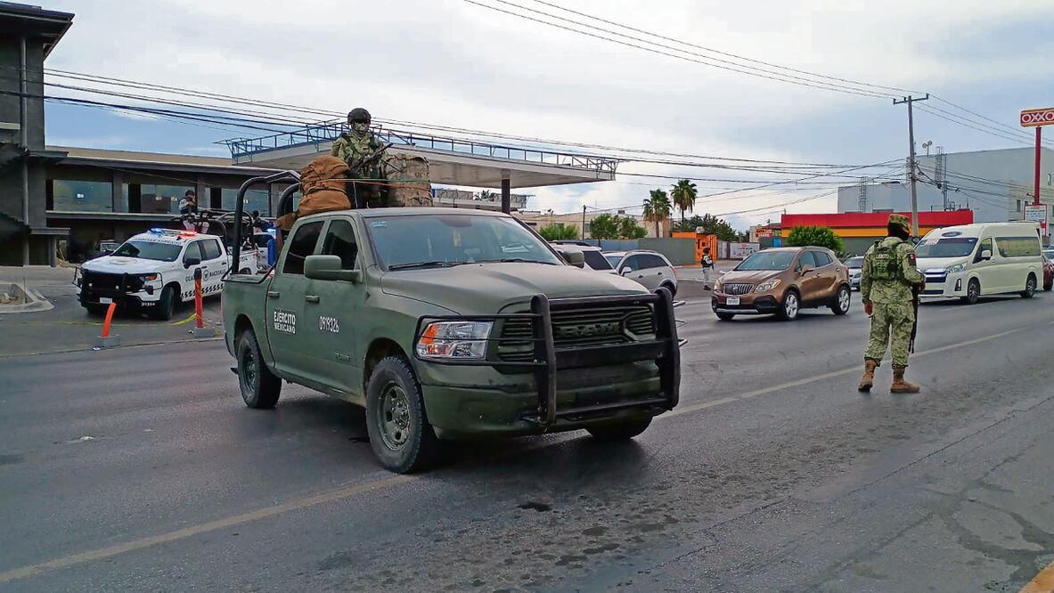Militares resguardaron a partir de la tarde de este martes el lugar donde quedó la camioneta incendiada en la que viajaba el delegado de la FGR de Tamaulipas, asesinado en Reynosa. Foto: Sandra Tovar / EL UNIVERSAL
