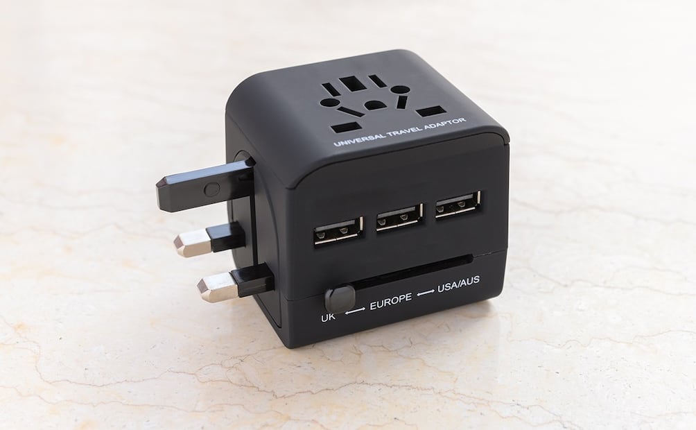 En viajes al extranjero se recomienda comprar un adaptador universal. Foto: iStock