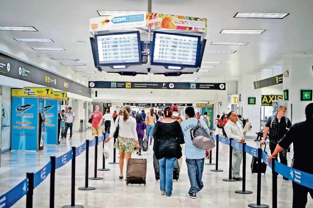 Iniciativa . Morena propone aumentar el cobro en los servicios migratorios en el AICM para reforzar programas (ARCHIVO EL UNIVERSAL)