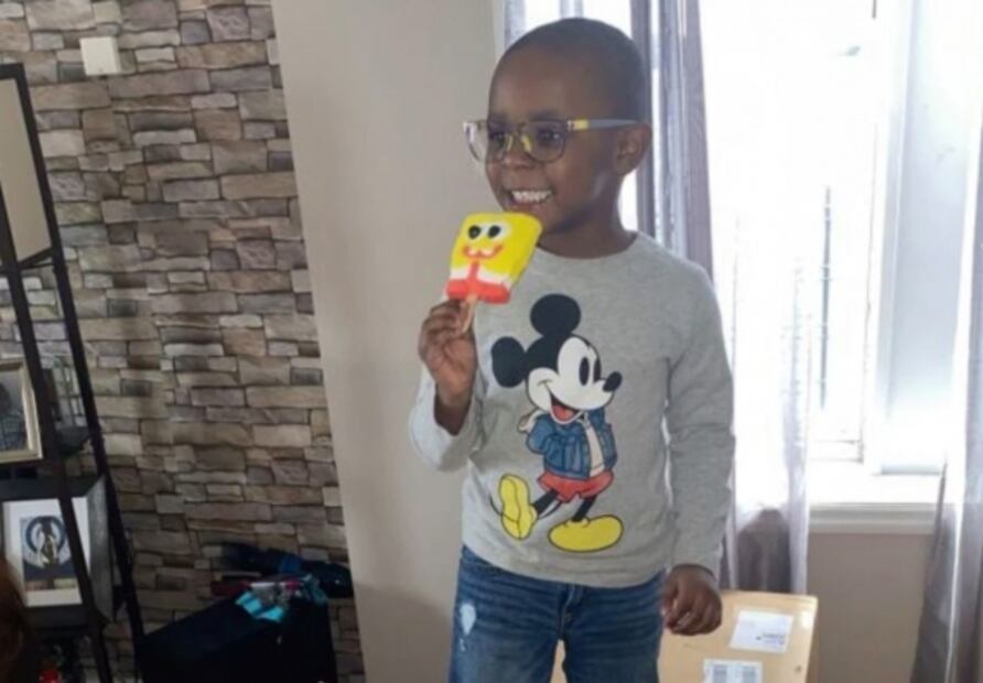 ¡Fan número 1! Niño de 4 años compra casi 3 mil dólares en paletas de Bob Esponja
