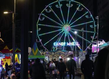 Llega la Navidad al Monumento a la Revolución; instalan feria decembrina