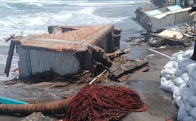Fenómeno de mar de fondo destruye cabañas en Tonalá, Chiapas; Boca del Cielo pierde 80 metros de playa