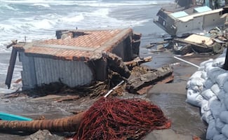 Fenómeno de mar de fondo destruye cabañas en Tonalá, Chiapas; Boca del Cielo pierde 80 metros de playa