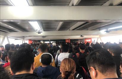 Metro CDMX reporta afluencia máxima en Línea 8; usuarios alzan la voz: “¡Imposible abordar!” 