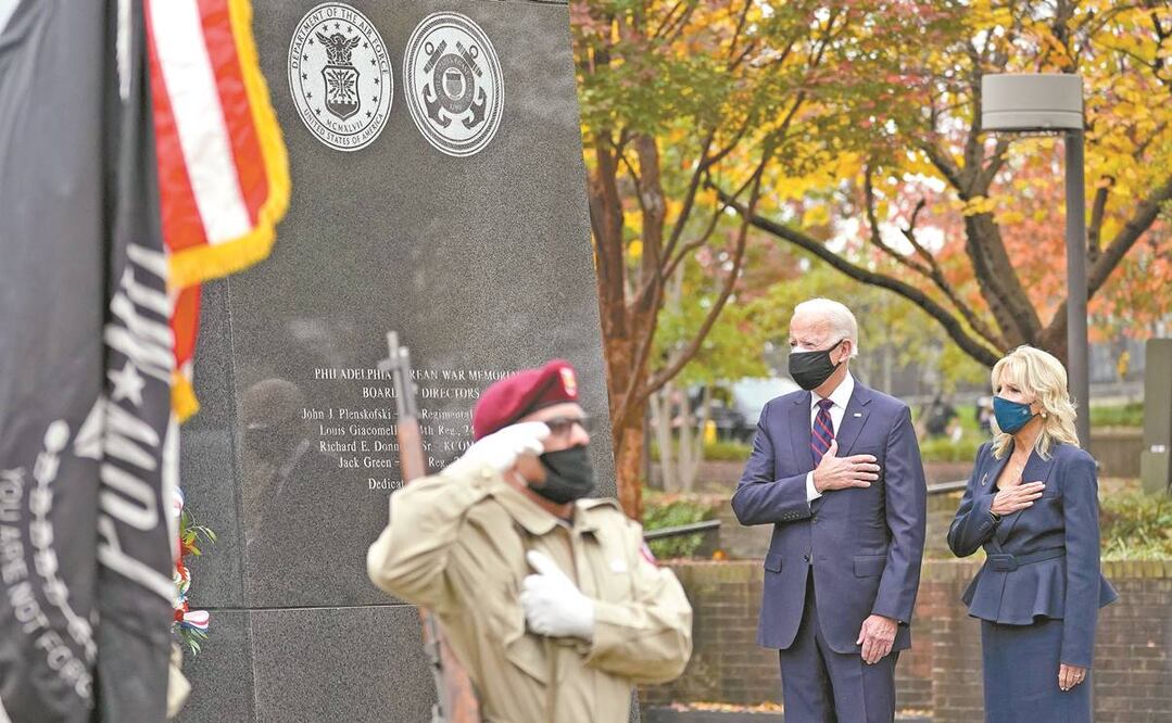 El virtual presidente electo Joe Biden y su esposa Jill Biden asistieron a un servicio en el Monumento a la Guerra de Corea en Philadelphia, en Penn’s Landing, durante el Día de los Veteranos. Foto: ALEX BRANDON. AP