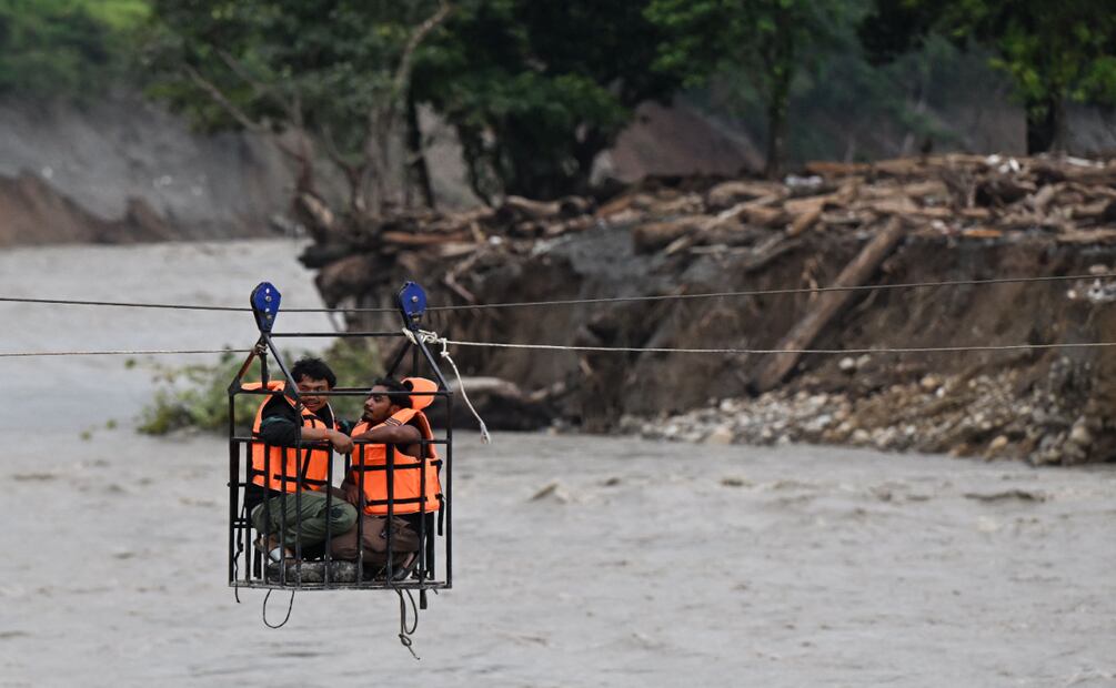 Después de diez días de labores de rescate fueron encontrados con vida dos sobrevivientes. Foto: AP/Prakash MATHEMA