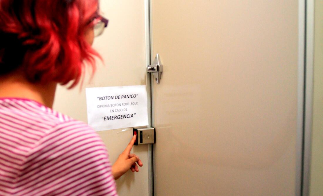 Ayer, durante la bienvenida a los alumnos de nuevo ingreso, se les explicó a los estudiantes cómo activar los botones de emergencia instalados en la facultad (FOTOS: NADYA MURILLO. EL UNIVERSAL)
