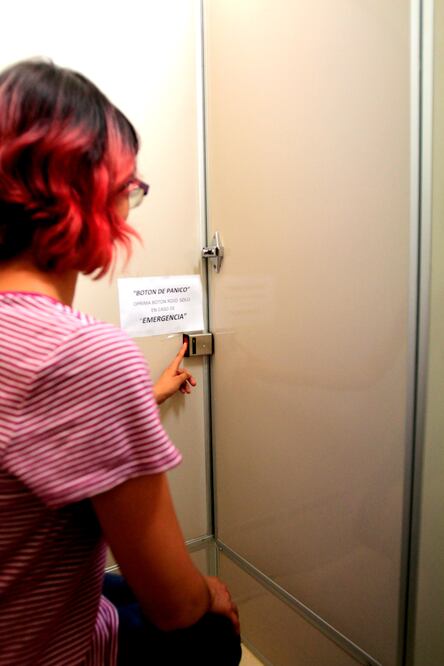 Ayer, durante la bienvenida a los alumnos de nuevo ingreso, se les explicó a los estudiantes cómo activar los botones de emergencia instalados en la facultad (FOTOS: NADYA MURILLO. EL UNIVERSAL)