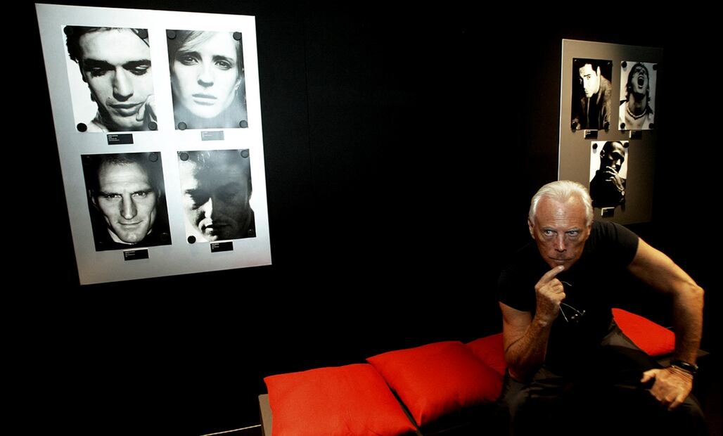 Giorgio Armani, presidente y director ejecutivo de la casa líder de moda y diseño, Grupo Armani, escucha una pregunta durante una conferencia de prensa en Hong Kong, el 19 de abril de 2004. Foto: AFP