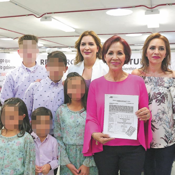 Teresa Martínez Galván (centro), suegra del gobernador de Nuevo León, Jaime Rodríguez Calderón, se jubiló el pasado 1 de julio. ARCHIVO EL UNIVERSAL
