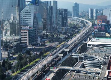Retrasos y largas filas en el Tren Interurbano; usuarios aprovechan el puente laboral para conocer el nuevo transporte