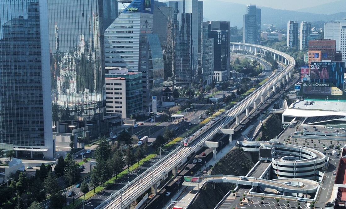 Retrasos y largas filas en el Tren Interurbano; usuarios aprovechan el puente laboral para conocer el nuevo transporte. Foto: David fuentes