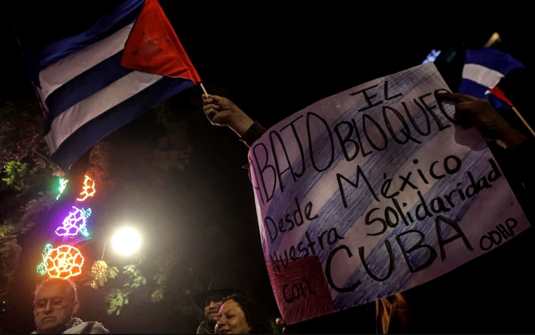 Colectivos a favor de Cuba y ciudadanos cubanos se manifestaron frente a la embajada de Estados Unidos en México contra el bloqueo a la isla, de cara a la votación en la ONU. Foto: Gabriel Pano/EL UNIVERSAL