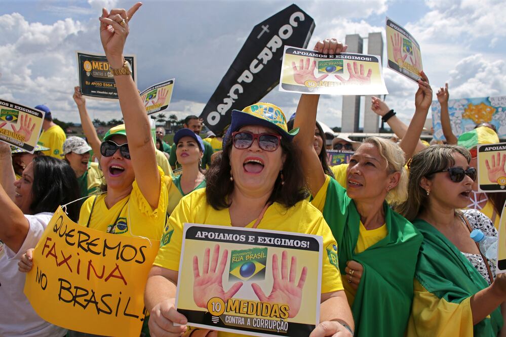 Miles de brasileños marcharon a lo largo de la avenida en Sao Paulo y en Rio de Janeiro (Foto: AP)