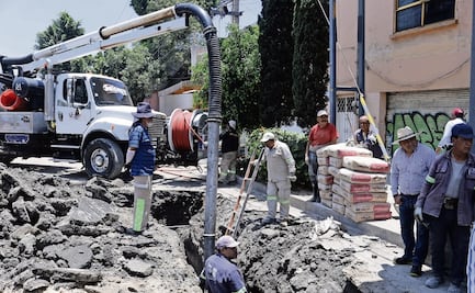 Rehabilitan drenaje colapsado por fuga de agua en V. Carranza