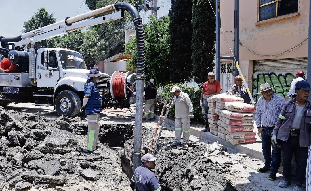 Personal de Segiagua prevé que la rehabilitación del drenaje se finalice este viernes. Foto: Fernanda Rojas / EL UNIVERSAL
