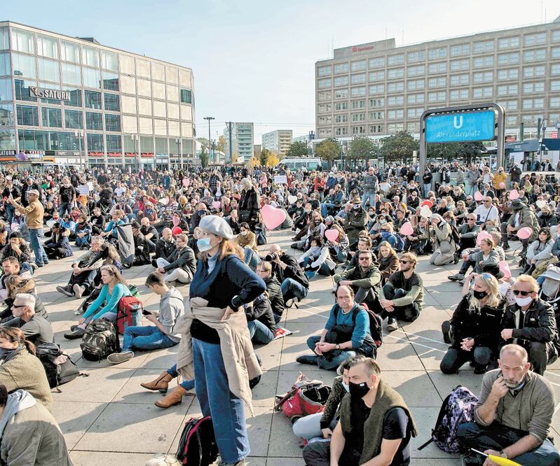 Manifestantes en un mitin contra las restricciones por el Covid-19, en Berlín, Alemania. PAUL ZINKEN. AFP
