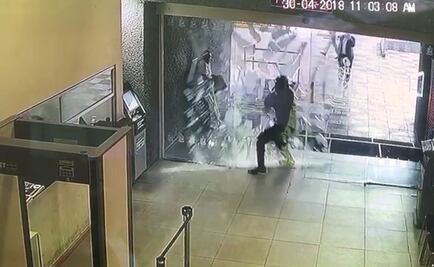 Video. Rompe cristal con la cabeza en Congreso de NL