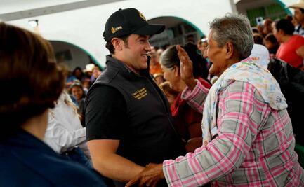 Samuel García entrega apoyos en escuela primaria, tras afectaciones de tormenta tropical "Alberto"
