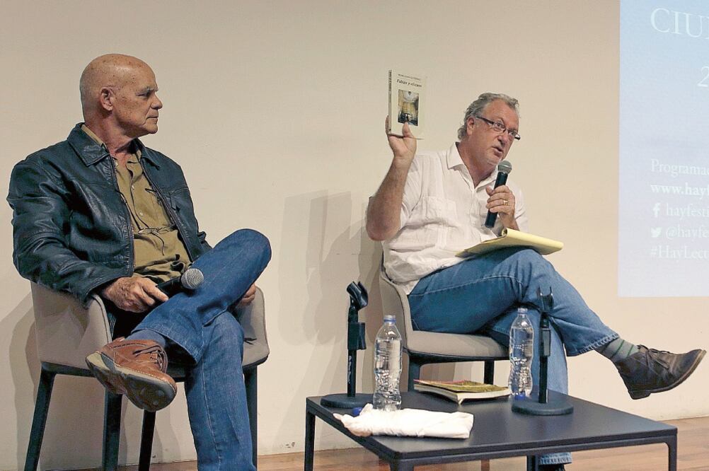 El escritor cubano Pedro Juan Gutiérrez y el periodista estadounidense Jon Lee Anderson conversaron en el Centro Cultural Elena Garro (LUIS CORTÉS. EL UNIVERSAL)