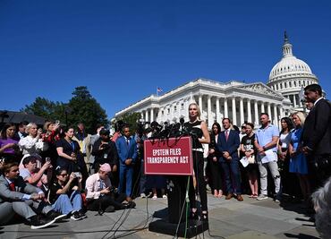 Víctimas de Epstein evalúan crear su propia "lista de abusadores"; Trump insiste en que es una farsa