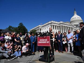 Víctimas de Epstein evalúan crear su propia "lista de abusadores"; Trump insiste en que es una farsa